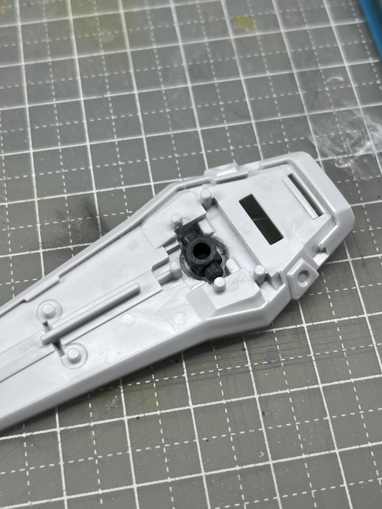 EGのシールドをHGと同じ仕様(ジョイント)にするために、削ってポリキャップをパテで固定。