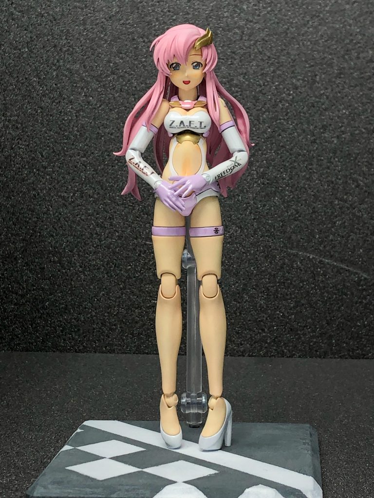 頭部・脚部はラクス、胴体は30msオプションボディパーツ、腕部はメガミデバイスを使用しています。初期のドレスの配色を意識して、ドレス部分はクレオスのパールホワイトで全体をコートしてあります。