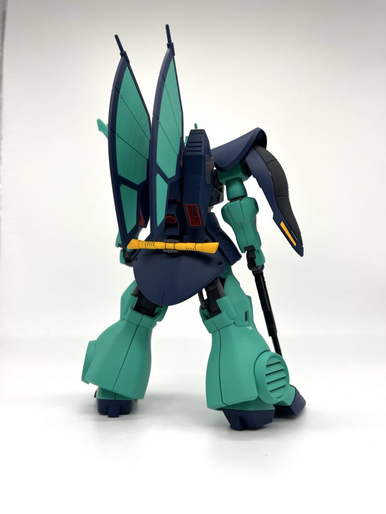 腕の裏側の合わせ目は段落ち処理、ふくらはぎの上は合わせ目消さずそのままです。シールドの黄色部分は付属のシールの上から黄色吹いて貼り付けました。楽チンです笑 