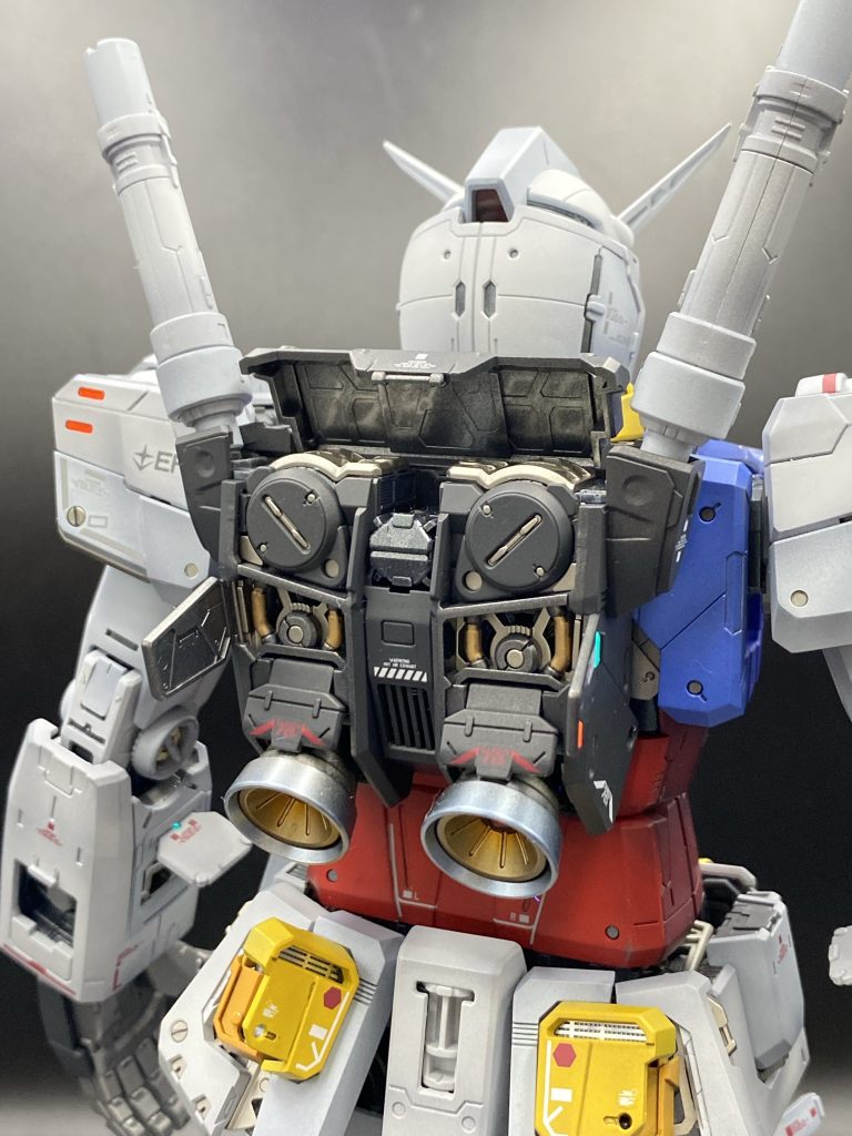 ハッチオープンしたバックパックのメカ感はお気に入りです。バーニアはキット純正でメタルパーツなのですが、何故か紺色で納得できなかったため、シルバーを吹いた後、クリアブルーとクリアオレンジで味付けしました。バックパック内の金属管のような装飾は筆塗りで色分けしています。