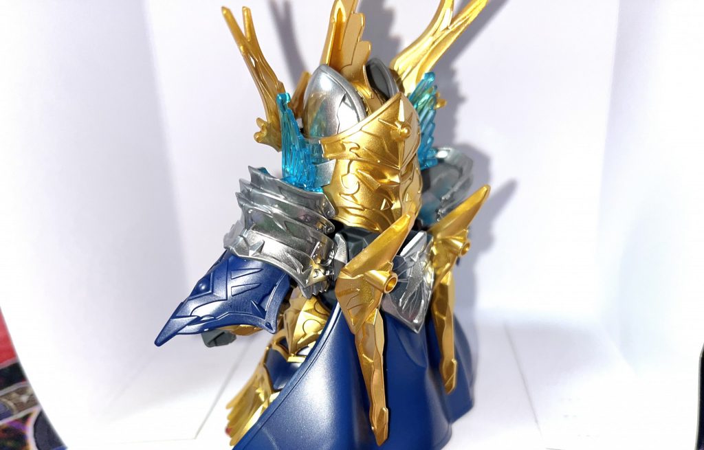 鎧の銀色をガンダムメッキシルバーで金色部分はイエローゴールド、クリアレッド部分をロイヤルメタレッドで塗りました。