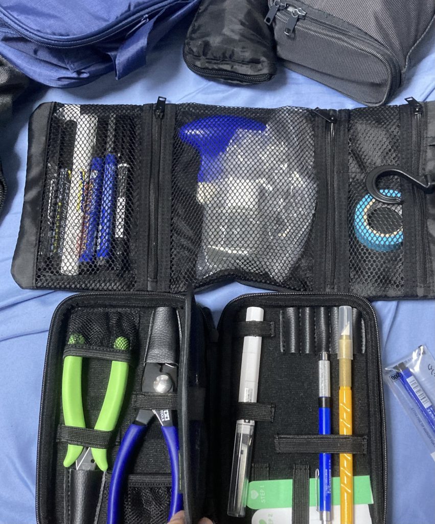 ニッパー、ピンセット、デザインナイフ、ハサミ&ドライバー、ペンチ、簡易ヤスリ、パーツセパレーター、マスキングテープ、墨入れ用各種ガンダムマーカー、シャーペン。ここまで有れば大抵のことは何とかなるものですが、組み上げ中に強度の弱いパーツが4箇所も折れてしまう事態に!?でも大丈夫。こんな事もあろうかとタミヤセメントを【念の為】持参してたおかげで、無事リカバリーして完成しました。都会ならどこでも売ってるけど、大分の山の中でプラモ用品売ってる店なんてまず無いし。