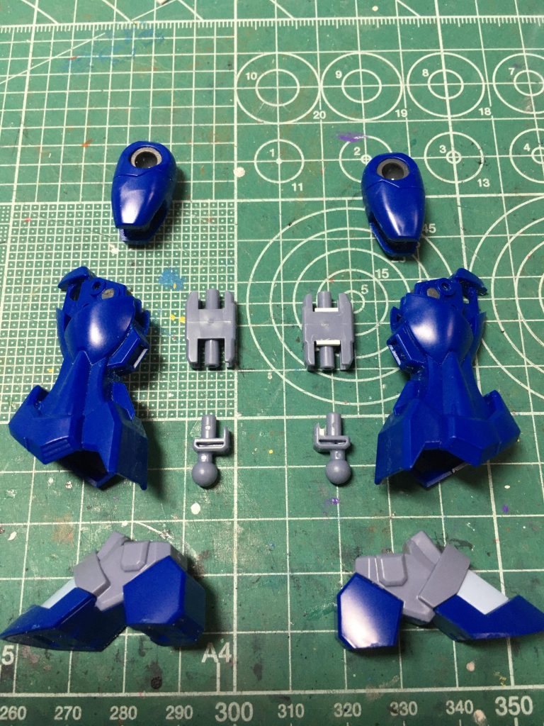 　この時期はどうしてもプロポーションバランスがずんぐりしている感があったので、足首と膝に0.5mmプラ板でスペーサーをかませてお手軽延長。合計3mm脚を延ばしてスタイリッシュにしています。