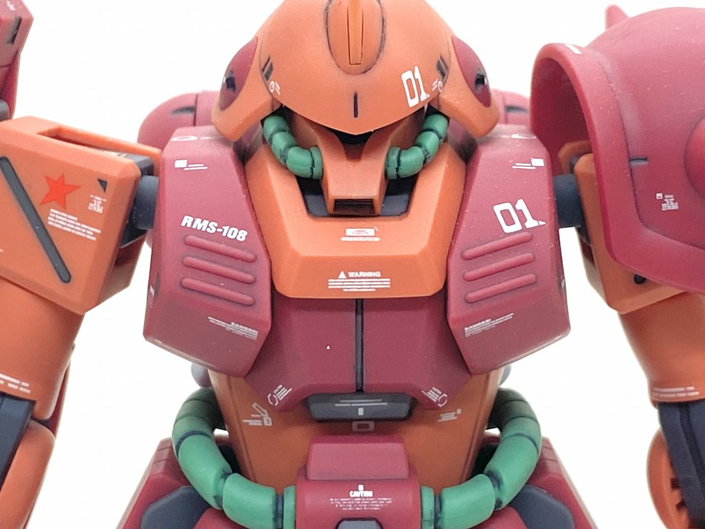 デカールはガンダムデカールのRGガンダムマーク2用やMGのハイザック用をメインに余っていたコーションデカールを満遍なく貼り、カトキ風のマラサイを目指しました。MGマラサイに付いてましたドライデカールも所々に使っています。ティターンズは一応は地球連邦軍に所属する部隊ですからKa signatureのティターンズ所属のROBOT魂出たMSは大抵EFSFと付いてましたから自分もリスペクトして入れております。