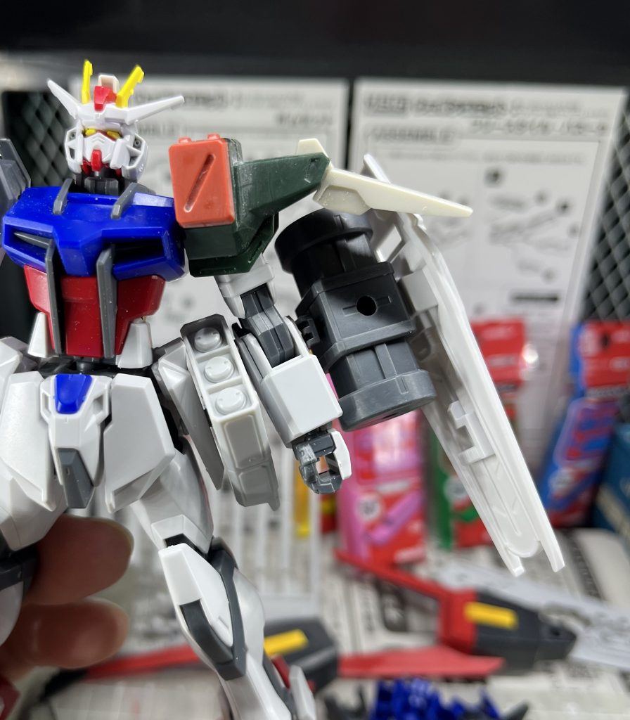 しかし、バスター本来の構成では干渉してしまうので、肩先もポリキャップに変更。