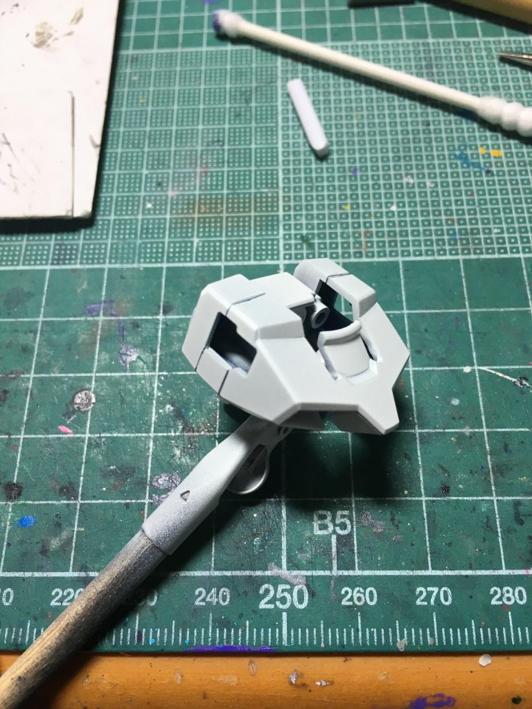 　塗装はガンダムマーカー中心です。胸部を白く塗る際に下地をMr.フィニッシングサーフェイサー(ブラック)を吹いてからMr.ベースホワイト1000を吹いてみたんですが、グレーサフよりも発色が良くなりました。白＝Mr.ベースホワイト1000グレー＝Mr.カラースプレー ニュートラルグレーグレー2＝ガンダムマーカー　ガンダムグレー紫＝同パープル銀＝同シルバー黒＝ガンダムリアルタッチマーカー　リアルタッチグレー3　塗装後はMr.水性トップコート光沢を吹いて塗面を保護しつつデカール貼りの準備を整え、デカール後はMr.プレミアムトップコート艶消しを吹いて完成です。　ガンダムTR-1にハマったのも、幼くしてこのストライクの換装機構に魅了されてのことだったので、大好きなストライクのエントリーグレードが出たときは非常に嬉しかったです。