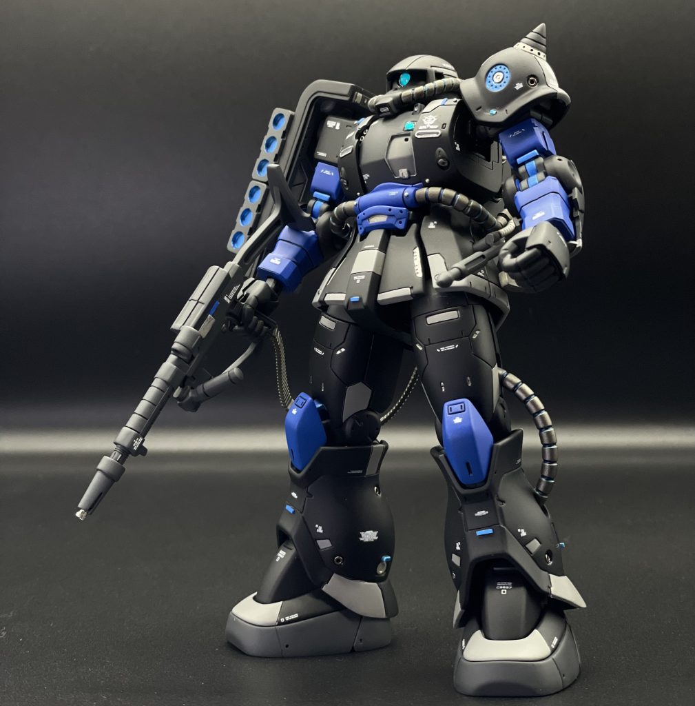 メタルパーツやブルーチップをバランス良く配置し同色系のカラーで統一感を出しました。