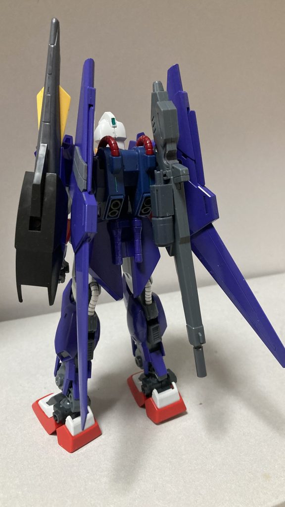 リアビュー俺ゼータを作る際に余ったライトニングZのビームライフルを弄り回して百式のウェポンラックに付けられるようにしていますまたサーベルはジムスナ2から基部ごと頂きました