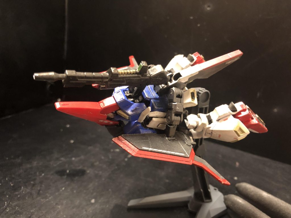 という事で！ライフルを上部の空いた隙間に差し込んでWR形態の完成です。ちょっとフライングアーマーが機体から離れちゃってるかな？まだまだ修行が必要ですね。「可変は一日にしてならず」有名なことわざですね。