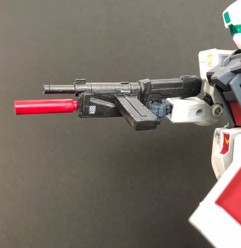 マシンガンはガンダムのビームライフルをちょん切ってプラ板とプラ棒で作りました。これはまぁまぁできた感じ。MG参考にしたからグレネードが赤です。