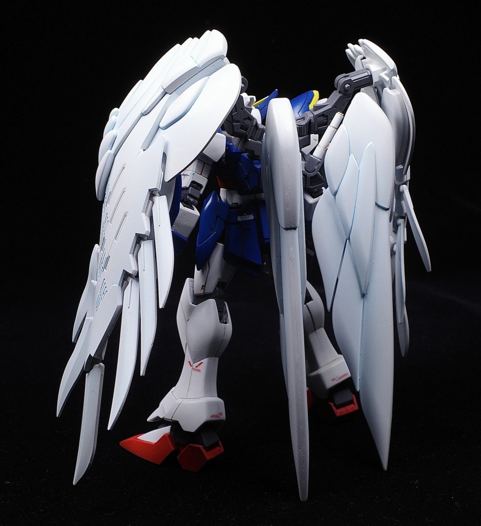 後部。背中のウィング部分には薄ら青系のグラデを入れていますが…解りずらい?(泣)