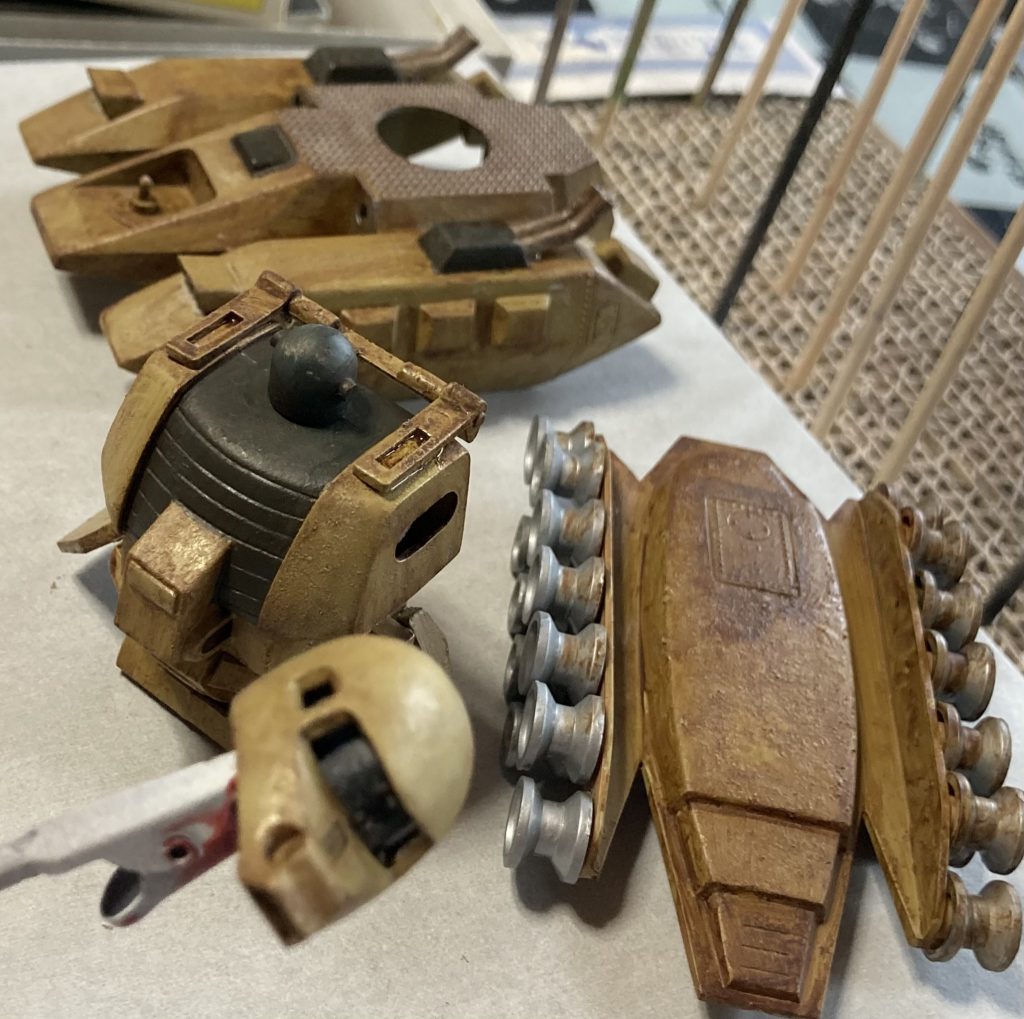 薄めた油彩のバーントアンバーでウォッシング(油彩絵の具これしか持ってない。)