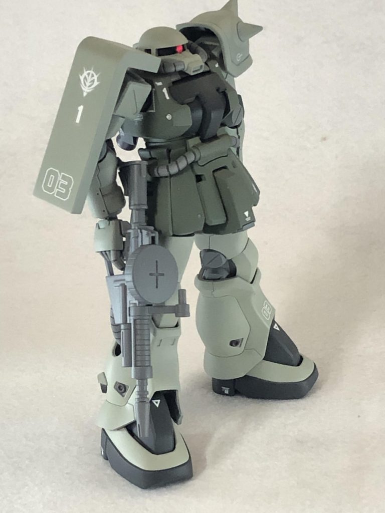 カラーリングはタミヤラッカーの灰緑色、濃緑色、関節部分はクレオスニュートラルグレーに灰緑色少量。モノアイは筆塗りで白の下地の上から蛍光ピンクを塗っています