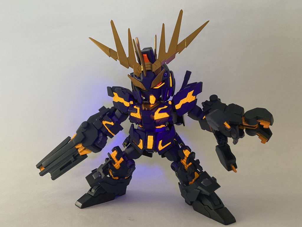 ブラックライトでサイコフレーム等が発光。