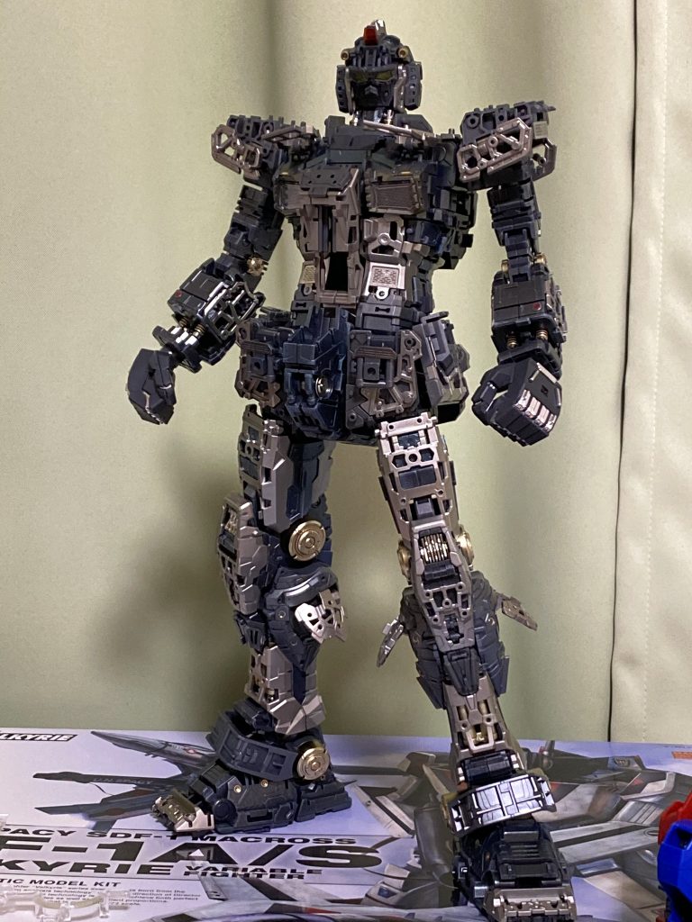 当時は投稿することなど思いもよらなかったので、制作工程はほとんど残っていませんが、フレーム塗装後の写真がありました。メインフレームはブラックの上からパールグリーンで金属感を出し、一部にクリアブルーとクリアオレンジで焼け表現、ドライブラシでエッジに擦れ感を出しているのですが、この写真ではよく分からないですね…トラスはチタンシルバーにクリアイエローを少し混ぜています。