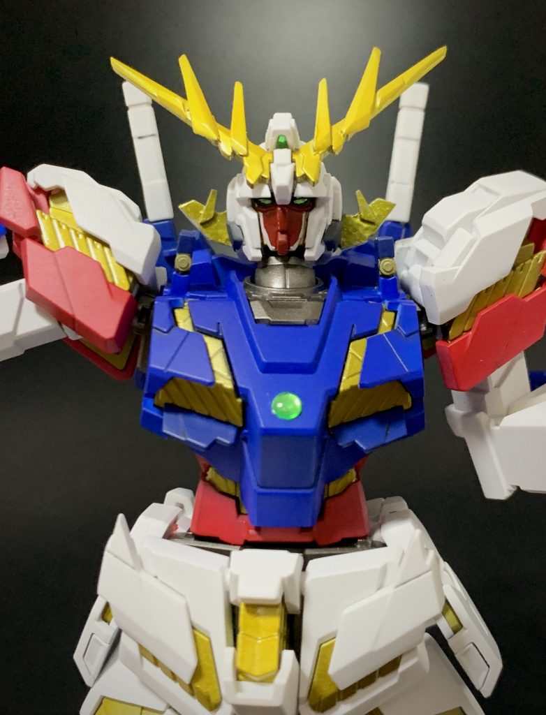 バンシィのツノに見えると思うのですが、これユニコーンのツノにプラ板貼っただけです。もともとジャンクになってたユニコーンの再利用目的でだったので、ツノだけバンシィ使うのがもったいなくて。けど頭部がトゲトゲしてるほうがスーパーモード感あるかなぁと思いバンシィっぽいツノの形にしました。あと頬の部分が展開してるようなイメージで金の突起も追加しました。フェイスのへの字モールド消して、赤いマスクにしたら、パッと見シャイニングスーパーモードです。遠目から見れば・・・