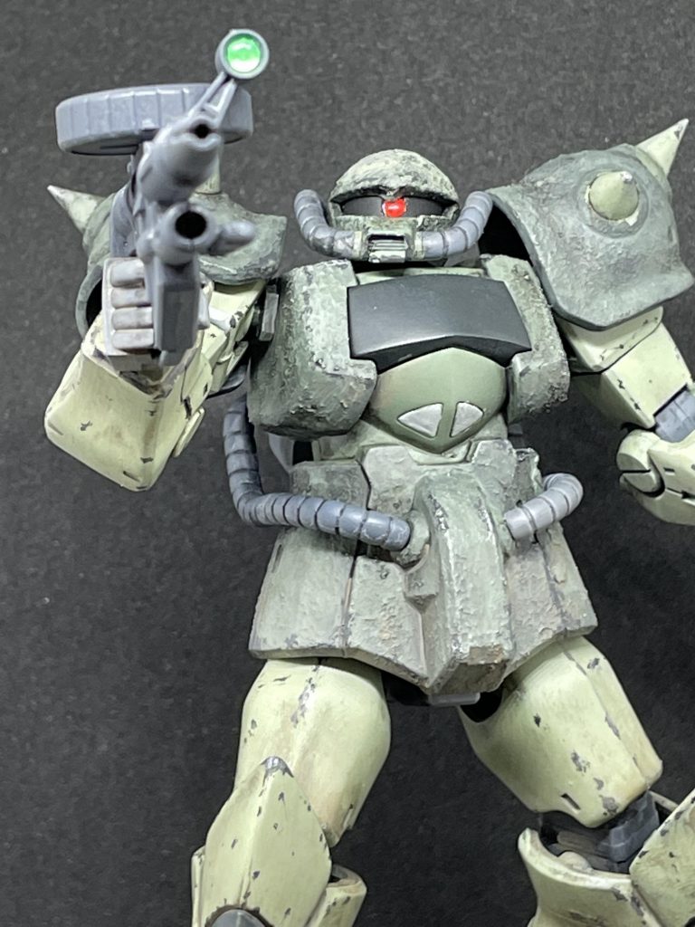 過去作のザクやグフと並べて違和感ないよう、鋳造加工、ツィンメリットコーティングを施し、頭部のアンテナはオミット、肩のアーマーはザクタイプに。