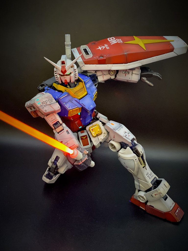 売りのひとつである発光ビームサーベルを利用したお気に入りのショットです。外装は黒立ち上げからトリコロールの各色毎に明暗2色を塗り分け、クリアブラックとクリアオレンジの細吹きで軽めのウェザリングを施し、薄めたホワイトで褪色表現を行いました。センサー部は蛍光塗料。付属のシールは水転写デカールに置き換えました。