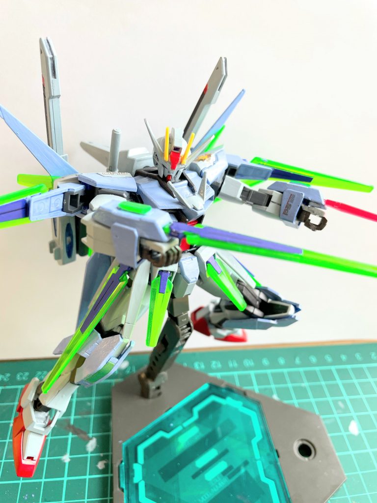 両椀にはCドラグーンのマウント、ビームサーベルも展開可能。以上、レゼルストライクの紹介でした。すべて筆塗りなので、塗装が粗いのはご容赦ください。。数年間温めてた機体だったので、ようやく完成して満足してます。ストライク系はいろんな方がカスタムしてるので難しかったですが、オリジナリティを出せたと思ってます!最後まで読んでいただきありがとうございました。