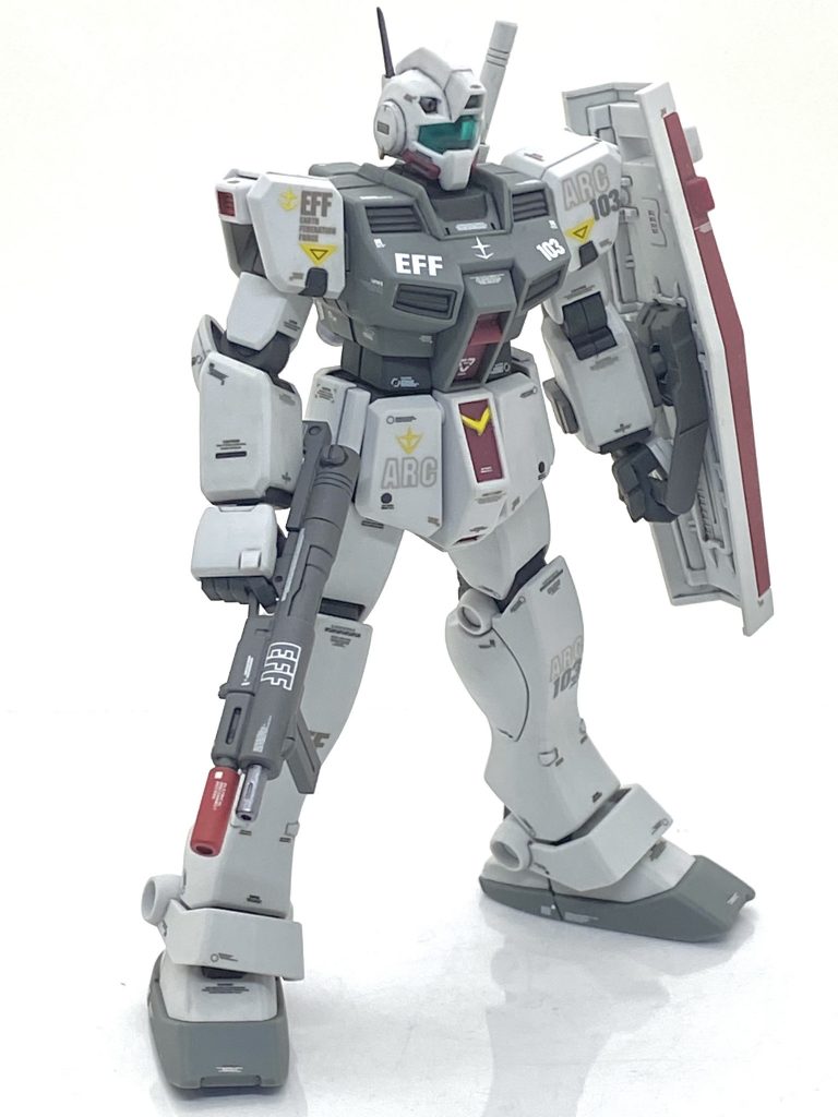 ジム寒冷地仕様はHGUCの初期に出た物なので肩は軸関節ですし、股関節はボールジョイントなのであまりポーズは付けにくいです。ですが、素立ちですと意外とビシッとなるので強そうに見えます。足の太さは似たようなデザインのジム改より細く、丁度良い塩梅です。