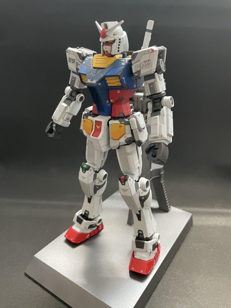 エアブラシ による全塗装にて作成しました。白:ガンダムカラーMSホワイト灰色:MSホワイトにニュートラルグレー少々赤:キャラクターレッド青(明):キャラクターブルー青(暗):キャラクターブルーに黒少々ダークグレー:サーフェイサーエヴォガンメタ