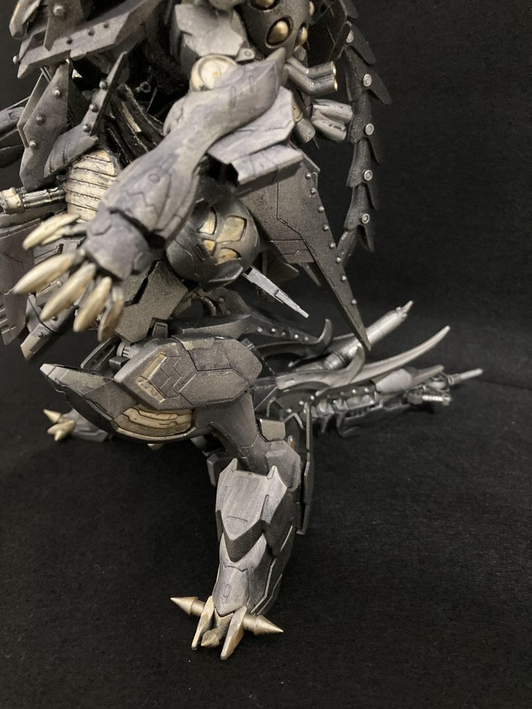 カラーは元ネタのメカ大怪獣の鉄骨無色でバルバトスらしさにホワイトゴールドを入れました😊