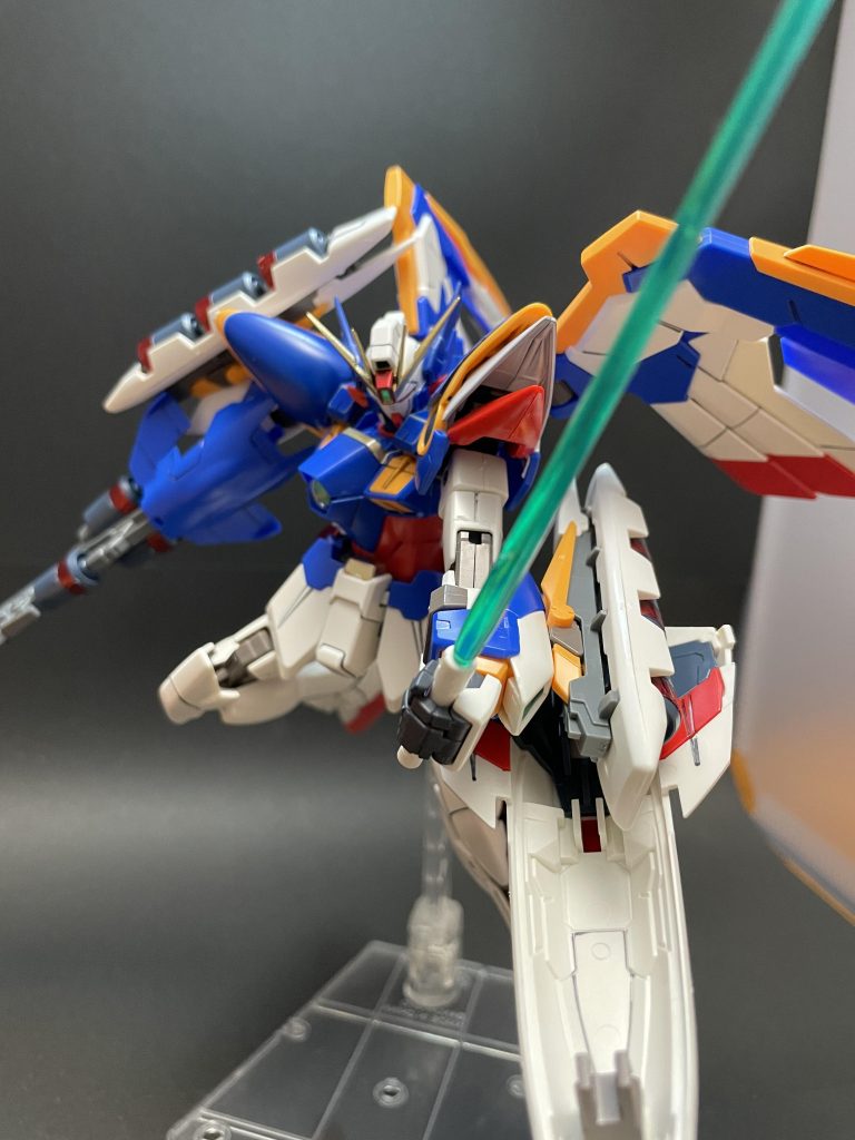 左手はビームサーベルを持たせられる間隔に広げたあと、接着剤にて動かないよう固定