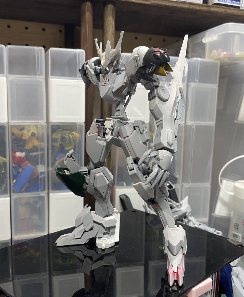 組み始めた頃前からやりたかったレーバテイン(フルメタルパニック)とのミキシング、バランス調整がなかなか苦労しましたスタイル良くしすぎてもレクスの魅力であるアンバランスさが死ぬので胸のフレームを横に延長、腹フレーム置き換え延長(写真の後に百練の腕に変更)、二の腕延長、頭部形状変更などなどして調整してます