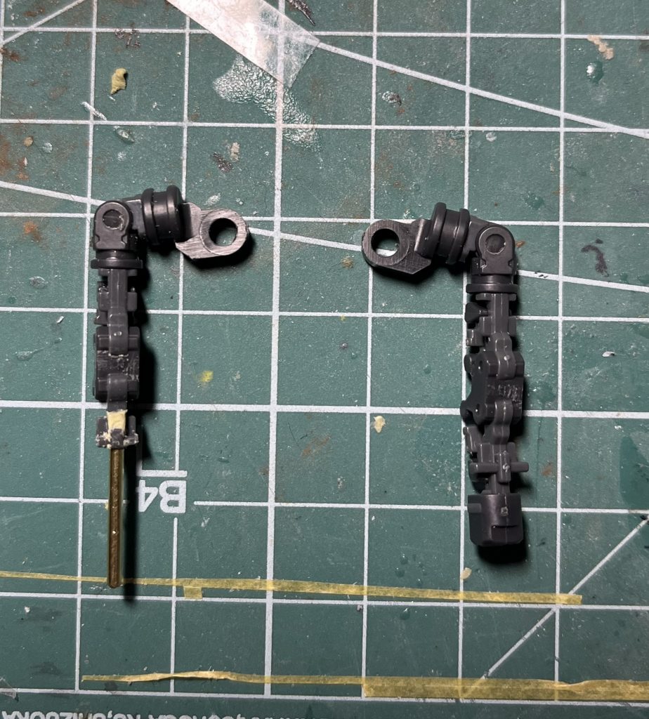 腕フレームは前腕部分を切断。