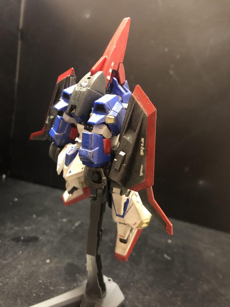 シールドを機体下面に装着。ココでは磁力を使いました。シールド側にネオジム磁石、コクピット下にカッターの刃から作った板を付けてます。さあ、WRまで、あと一歩です！