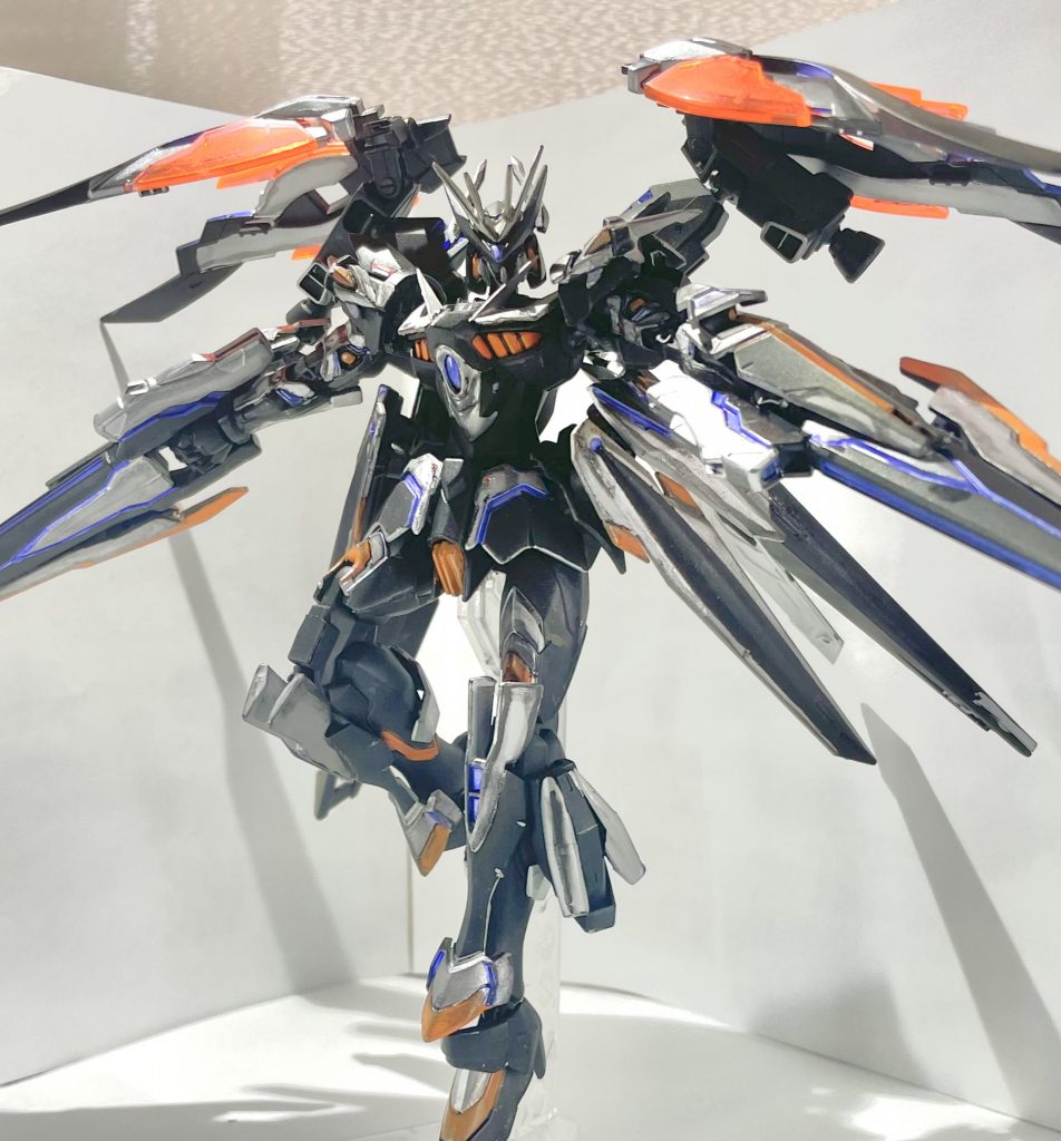 特殊兵装 レギルスビットシールドから展開する原型機とは異なり、背部バインダーの発光部から展開する。