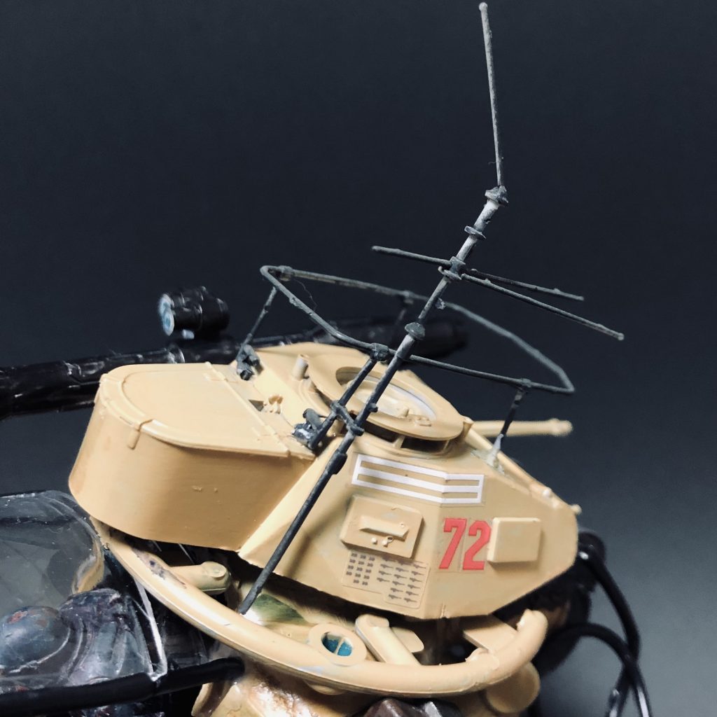 背中に背負ったランドセルはドイツ軍2号戦車の砲塔を流用。ほっそいアンテナパーツはジャンク部品からパチってきました♪😋