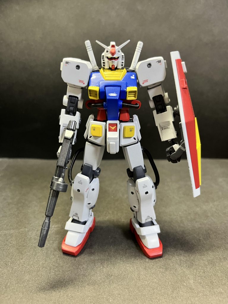 ビームライフル&シールド装備。両方ともrevive版ガンダムの物を流用してます^ ^シールドはそのままですが、ビームライフルはセンサー部分を少し加工してます😄