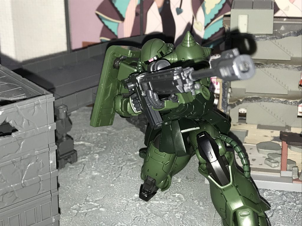 対艦ライフルを構えて狙撃するザクⅡ!スコープを覗くように構えるのがとてもカッコいいな…