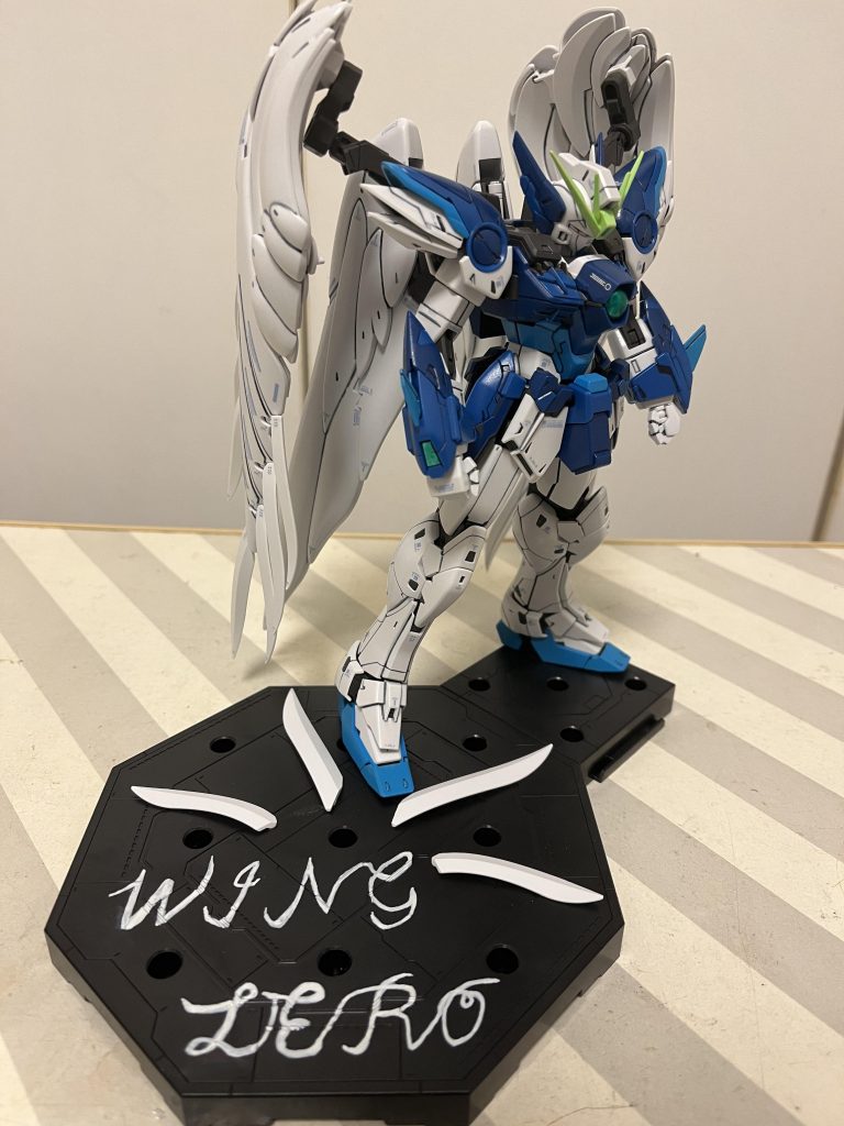 赤色・黄色→水色。ツノのみ、蛍光グリーン。作ってみてから思ったのですが、なんか中日ドラゴンズっぽいなとwまあ、あの落合博満さんが1番好きなMSがゼロカスというお話も聞きますし、いいですかね、、あ、私はちな虎です。余りの羽パーツでスタンドを装飾してみました。『WING ZERO』はガンマカで手書き。なんちゃって筆記体で頑張ってみましたが、満足はしてないです。もう少しうまく書きたいけど、やり直しても変わらないと思ったので、、  本当の筆記体は無理ですわ!