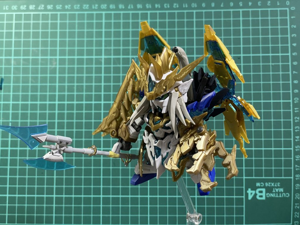 塗装前です。バックパックとアームドアーマーXCはSDEXバンシィ・ノルンから流用。アームドアーマーDEはSDCSフェネクスから流用。アームドアーマーDEの接続パーツには、コトブキヤのジョイントパーツを挟んでフレキシブルに動かせるようにしてます。髷ともみ上げはクレオスのエポキシパテ「エポパ超軽量タイプ」を使いました。残念ながら、背中が重過ぎて自立しません😇なので今回はスタンドを使った写真ばかりになってます。自立してるように見える写真はマゲの下にガラスキューブを置いて支えにしてます。脚に重りでも入れれば良かったのかな?