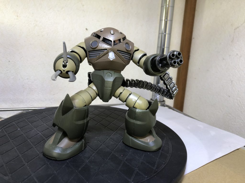 カラーリングはジオン残党っぽくしたかったけど缶スプレーでいい感じの色がなかったので胴体は茶色（陸自）に腕と脚はオリーブラブをフレキシブル・ベロウズ・リム？はライトサンドを使用。これはこれでアリだと思う