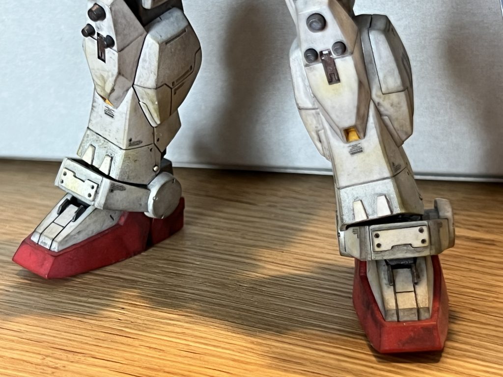 アンクルガード、プラ板を左右で上下逆に取り付けてしまい、、剥がしてヤスって、がめんどくさくなり、現場の修理で間違えて取り付けることもあろうと、そのままにしました。