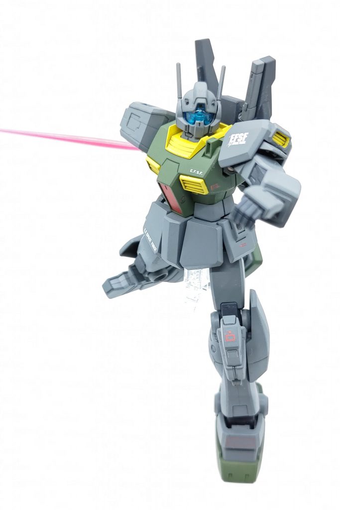 肩部のミサイルポッドや腰部ミサイル二連ランチャーは着脱式なので、軽装備で高機動仕様にもできるのは最高です…ミッションに応じて、このような装備変更が楽に行えるのは面白いギミックです。