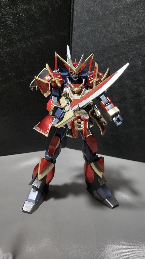 専用ヒートナイフ「クリムゾンエッジ」刀身の一部が赤い大型のナイフで、対ビームコーティングも施されているので、ビームサーベルとの鍔迫り合いも可能。また発熱機能を持っており、刀身全体を赤く染めることから、クリムゾンエッジという名前を付けたようだ。