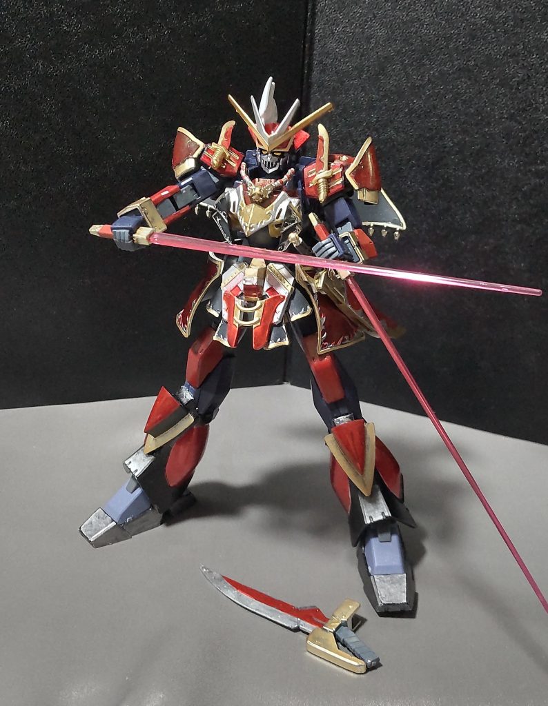 背中のバックパックのビームサーベルは普通に扱えます。因みに肩に付いている小型のナイフは飾りのように見えるが、投擲用の小型爆弾になっています。