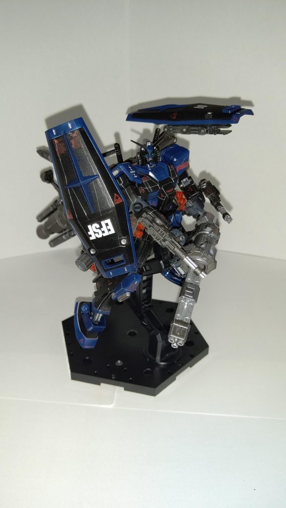 シールドはバックパックのサブアームに装備されてるので、両手で装備を持ちながらシールドを構えられます。(これ絶対1人じゃ動かしきれないだろ)