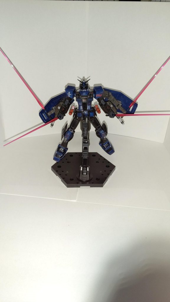 両腕、サブアーム含め同時に4本のビームサーベルを展開可能。