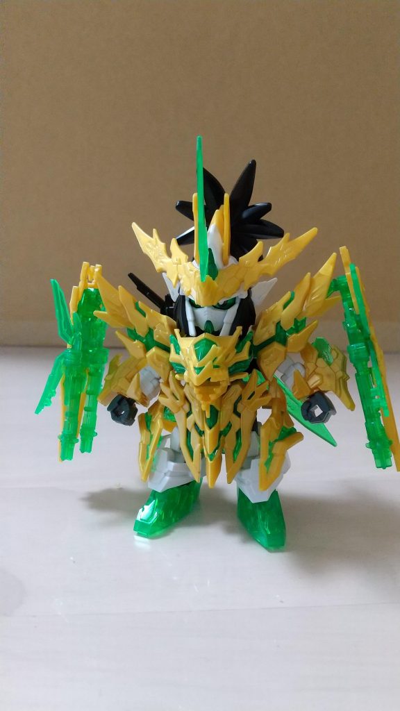 正面。素組でも十分カッコいいから作るの楽しい。だけどスミ入れ練習中なんで頑張ってみようかと思ってます。