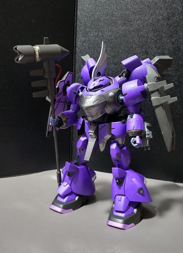 脚はドムトルーパーのを使って、全高の延長をさせています。肩にはガンダムウヴァルのシールドを装着させています。頭部の飾りはSD三国伝の白馬の尻尾を付けてます。※専用機ということで付けてます。シンプルな見た目ながら、ズッシリとした重量級MSと逞しく生まれ変わりました。