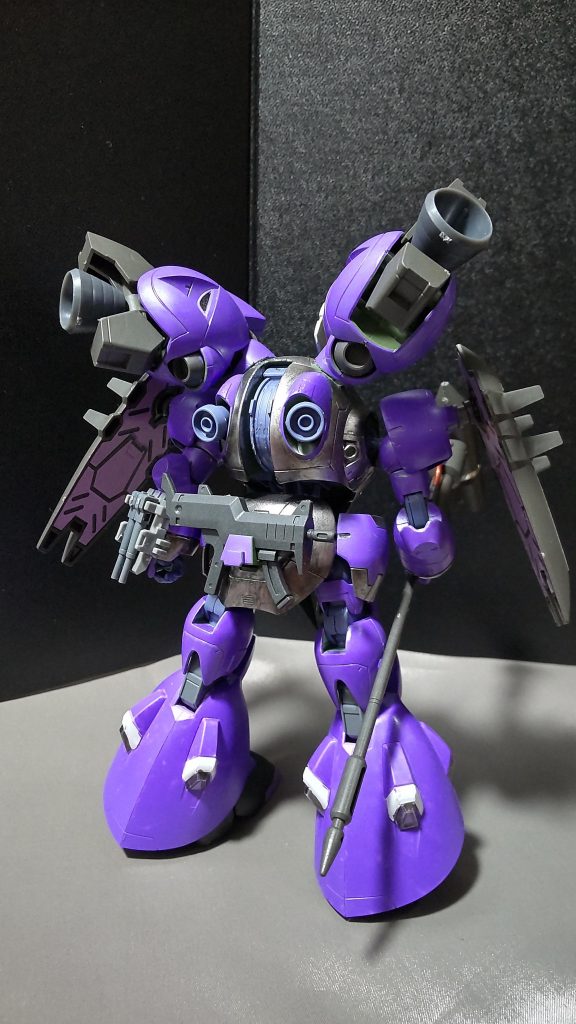 リアビュー追加ブースターとして、ランドマンロディ用の脚パーツをレッグブースターとして、装着させました。さらにバーニアを追加させることで、高機動化しているように見せてます。※このレッグブースターは着脱可能です。