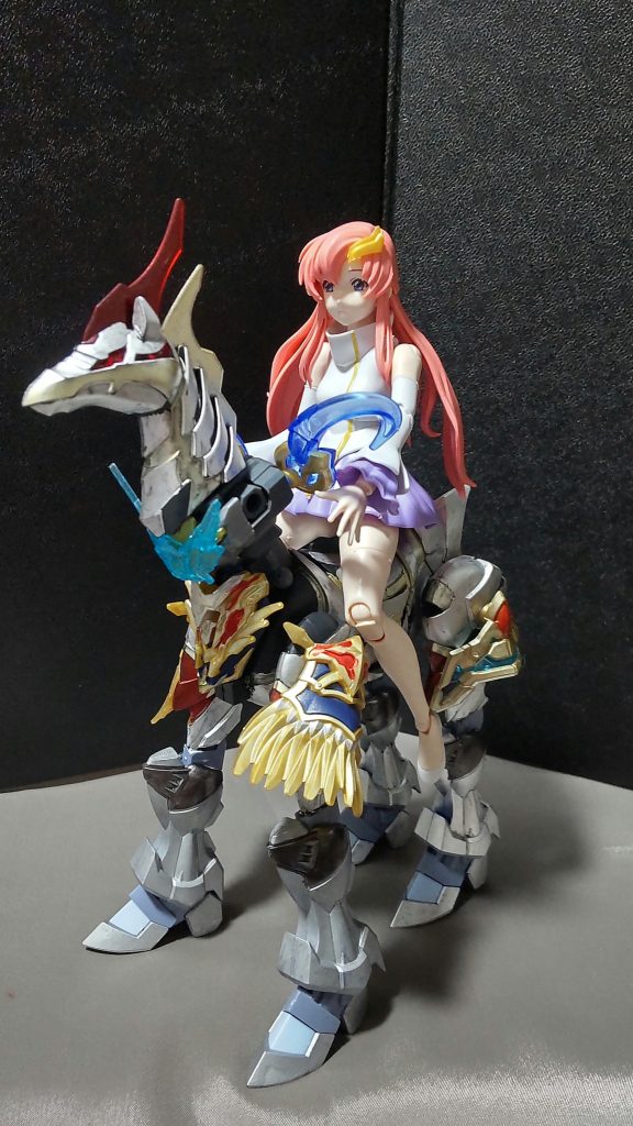 一部の美少女フィギュアも無理なく跨がれます。脚を延長させたことで、違和感はなくなったかとおもいます。※ラクスはスカートを短くすればこのように乗れます。……この美少女フィギュアの数だけ、今回のような軍馬を増やしていけば、競馬的なモノが出来そうだね。……やりませんけど。