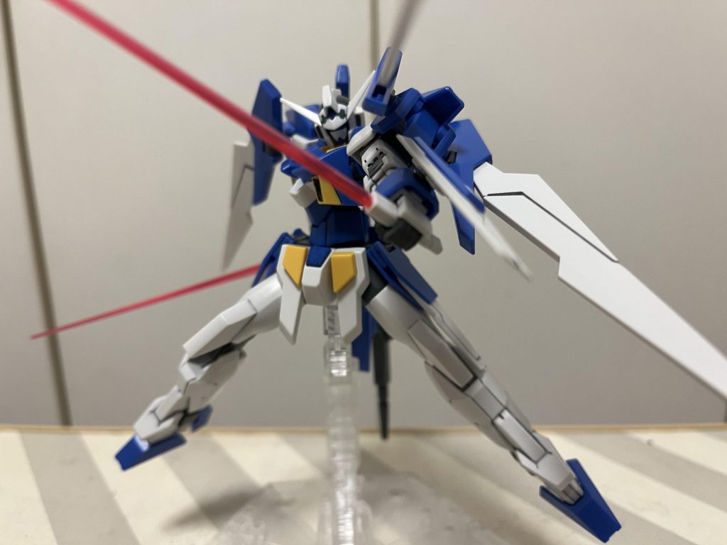 アセムの特徴でもある二刀流。私、黒いAGE-2に乗った某キャプテンなんとかはあんまり好きではないのですが、理由の1つとして、二刀流放棄してるところあったりw