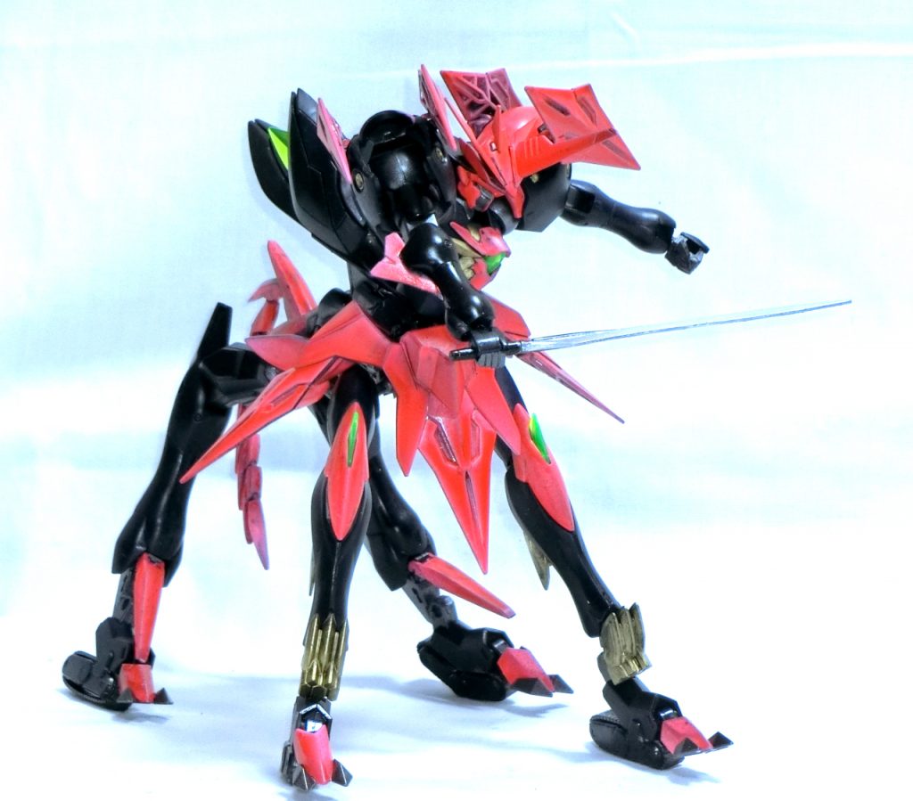 ガ系のポリキャップの使い方がかなり変則的でそもそも簡単ミキシングビルドに向かないという……なので市販のダブルボールジョイントを主要関節に組み込んで強引に連結しています。