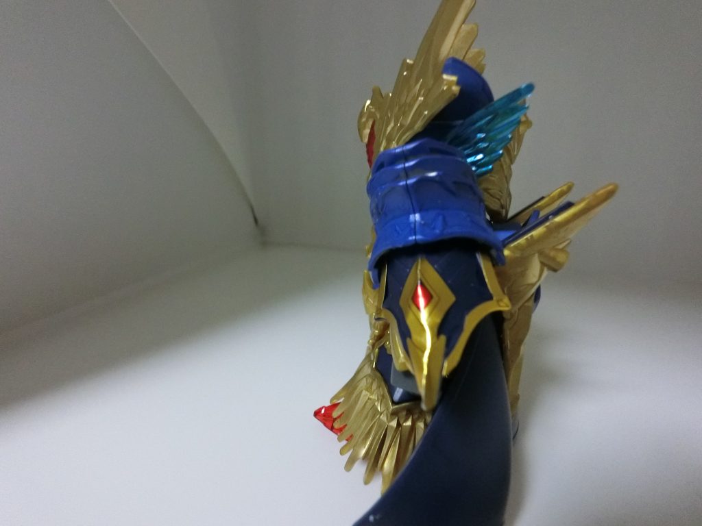 横から。肩の下のとこだけシール使っています。マーカーの色と比べるとわかるかと